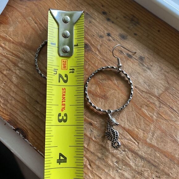 💛 Vintage Silver Tone Seahorse Hook Earrings - Picture 6 of 6